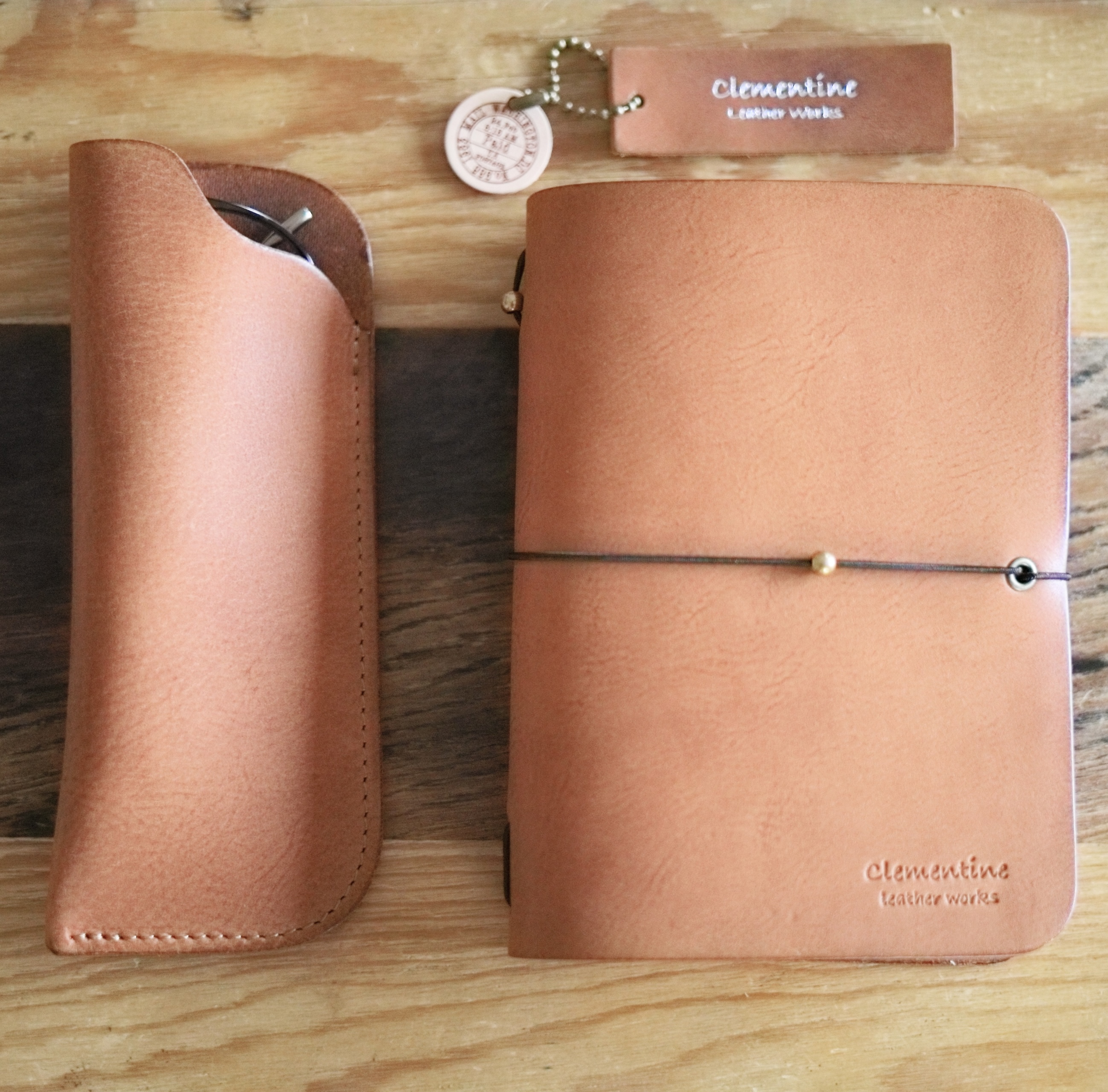 真鍮玉とオイルレザーのブックカバーとメガネケースの読書セット　ブラウン